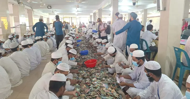 টাকা গণনা করা হচ্ছে